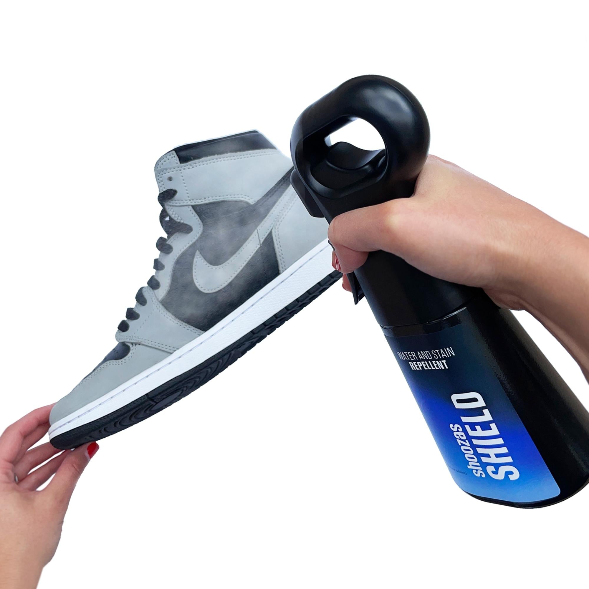 Aplicación De Un Spray Hidrofóbico Repelente De Agua a Las Zapatillas  Blancas. Protección De Los Zapatos Contra La Suciedad De Hum Imagen de  archivo - Imagen de minimalista, pulimento: 274488107